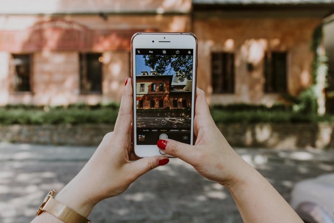 Mujer tomando una foto a una casa escaneando contenido Triply – turismo inclusivo tecnológico